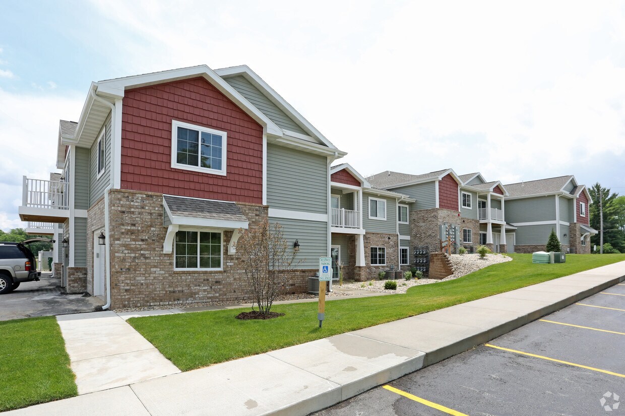 PHANTOM WOODS ESTATES Townhomes for Rent Mukwonago, WI