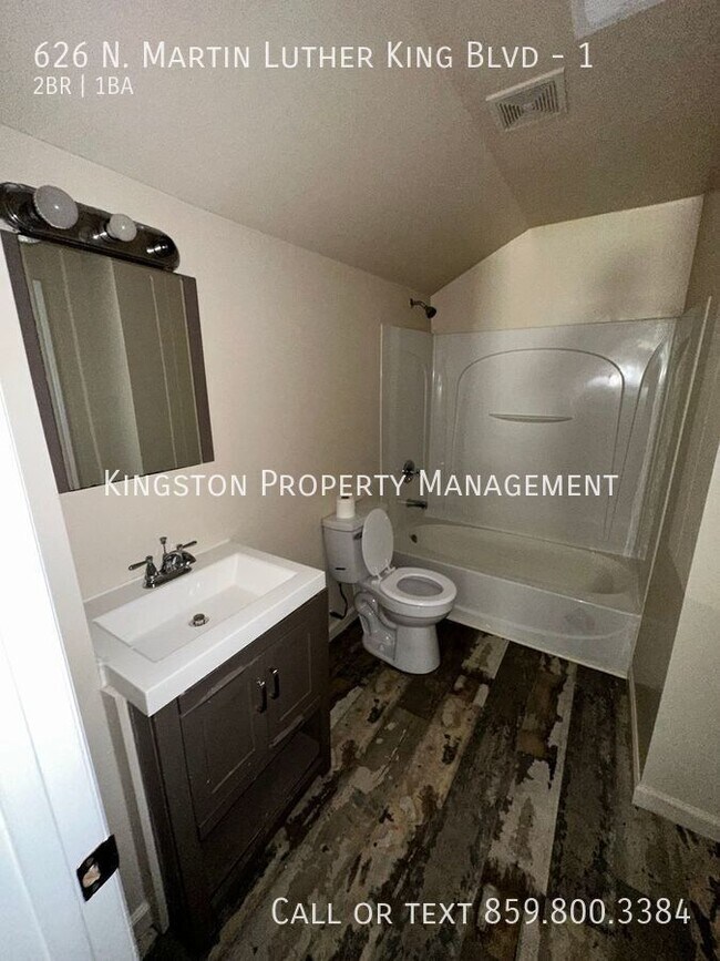 Foto del edificio - Charming Two Bedroom Available Now! 1/2 of...