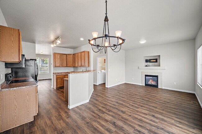 Foto del edificio - Spacious 4 Bedroom 4 Bathroom Corner Lot Home with Mountain Views.