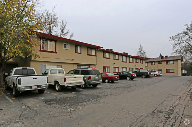 Área de estacionamiento - Garfield Village Apartments