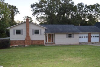 Building Photo - 101 Lakeforest Dr