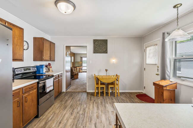 Building Photo - 2083 Chapman Lake Dr