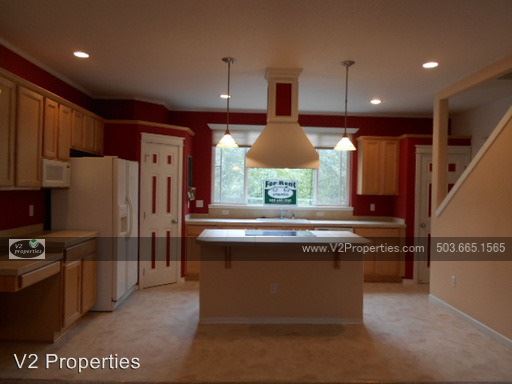 Building Photo - 21875 NE Larkspur Ln