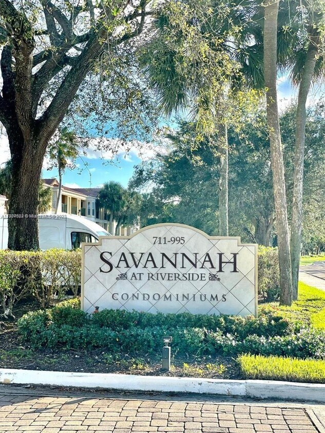 Foto principal - 777 Riverside Dr
