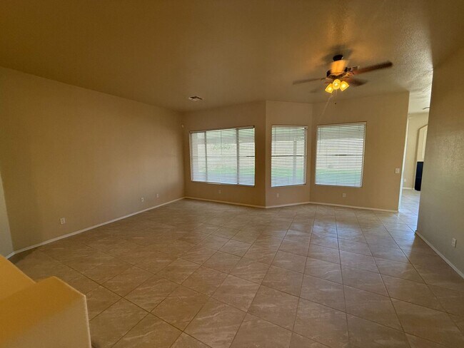 Building Photo - 3260 E Isabella Ave