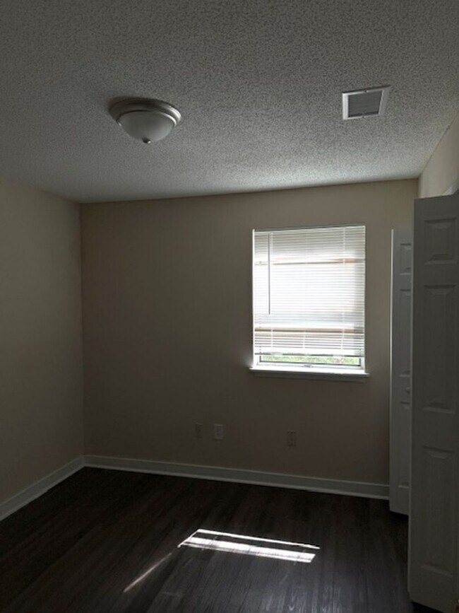 Foto del edificio - Downstairs unit available now