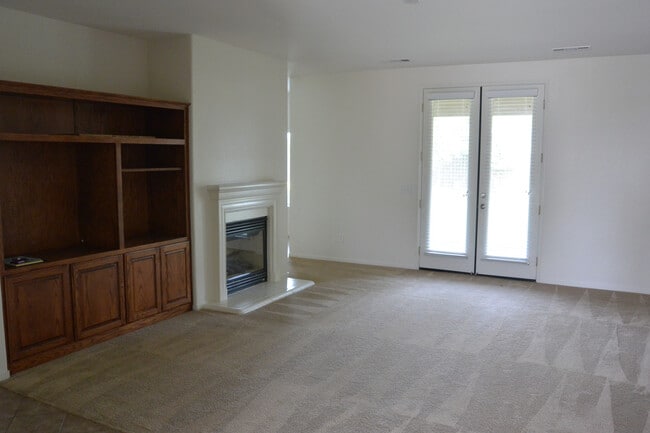 Building Photo - Nice 2 Bedroom home with an office in South East Visalia off of Caldwell and Pinkham