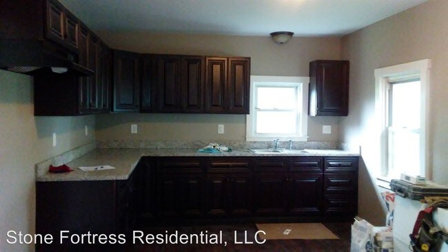 Building Photo - 2 br, 1.5 bath House - 40 S Main Street