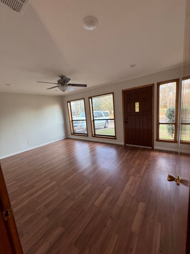 Sala de estar - 903 Corinth Rd