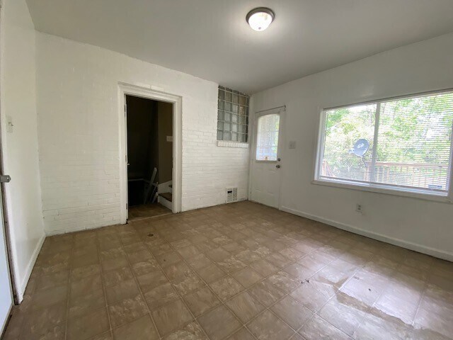 Building Photo - 2 bed 1 bath in Quiet Eastside Neighborhood