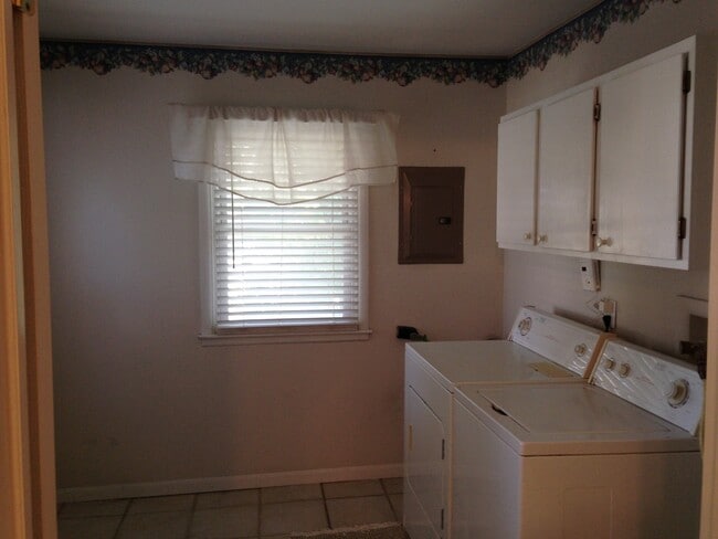 Building Photo - Spacious 2 bedroom/1 bath duplex in El Dor...