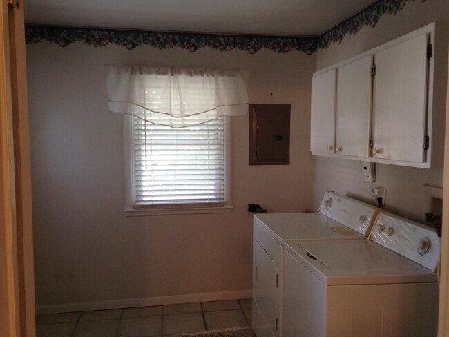 Foto del edificio - Spacious 2 bedroom/1 bath duplex in El Dor...