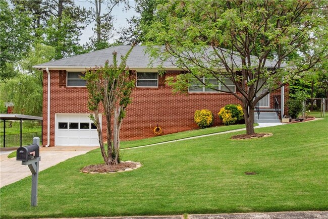 Building Photo - 718 Birchwood Ln SW