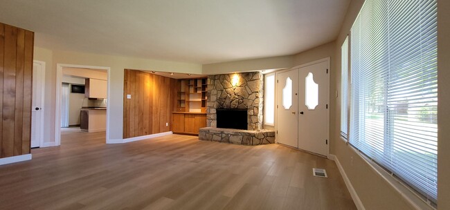 Foto del edificio - Beautiful 2 Bedroom / 2 Bath Bungalow Next to Hidden Valley Golf Club with Large Private Patio, N...