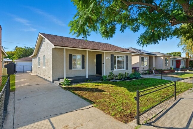 Building Photo - Refreshed Single Family Home with Lots of ...