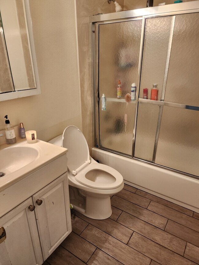 Foto del edificio - 4 Bedroom Tri-Level home in Westlake neigh...