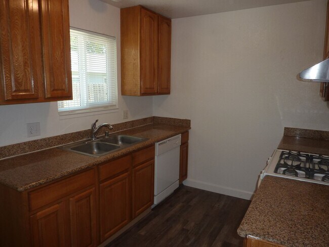 Building Photo - Spacious Home in Sacramento