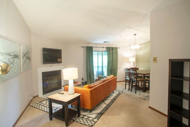Foto del edificio - Fully Furnished 2-Bedroom Condo – 2 Blocks...