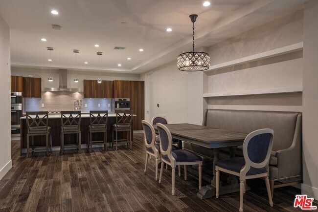 Foto del edificio - 460 N Palm Dr