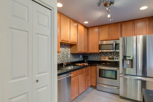 Attention Winter Visitors!, College Students!, Young Professionals! Live in the HEART of Scottsdale - 4354 N 82nd St