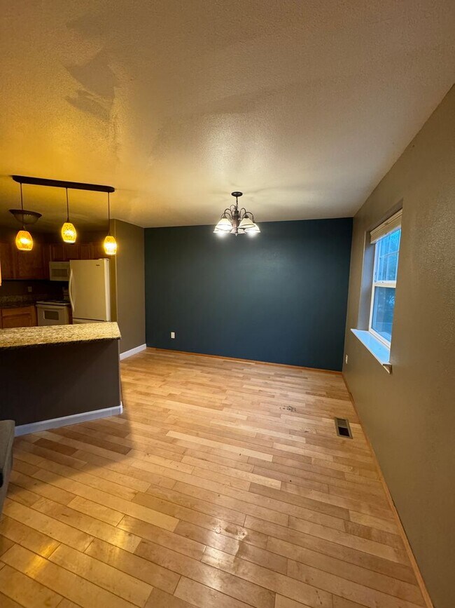 Foto del edificio - 3 bedroom 2 1/2 bath two story in Nice Roseburg HOA