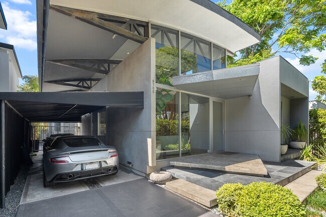 Foto del edificio - 8735 Dorrington Ave