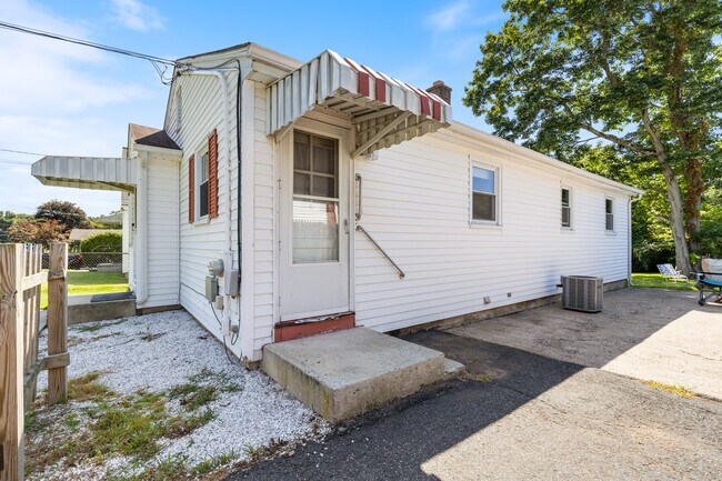 Building Photo - 62 Melville Ave