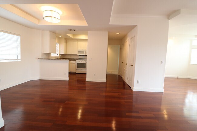 Foto del edificio - 4455 Hazeltine Ave