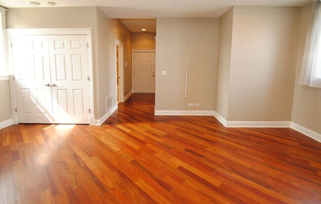 Building Photo - 867 N Mozart St