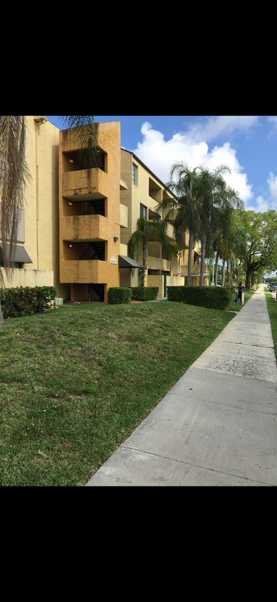 Photo - 10500 SW 108th St (Miami, FL)