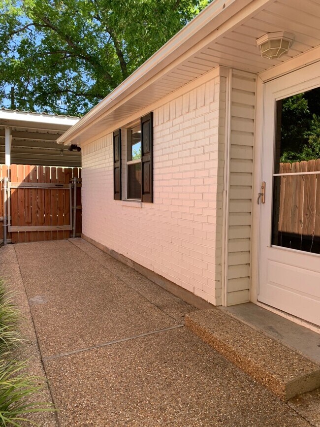 Gate - 1214 Bagby Ave