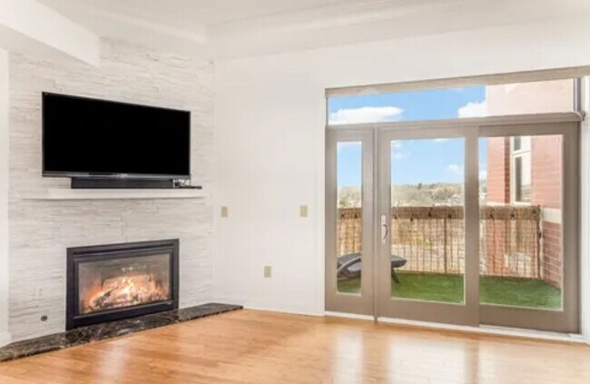 Foto del edificio - Luxury 2-Bedroom Condo with Downtown Views...