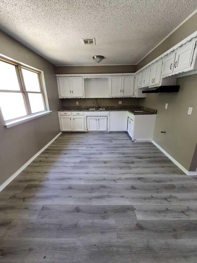 Building Photo - Charming 4 Bed 1 Bath Home in SE OKC