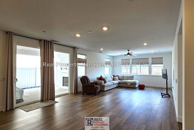 Foto del edificio - 55+ Active Community - Single-Story Luxury Home | Open Space Views | Solar + EV Charger | Steps t...