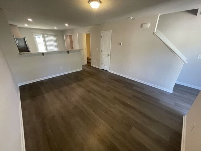 Building Photo - 2bd 2.5 Bathroom Townhome!