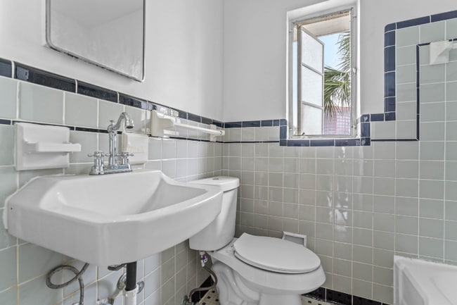 Building Photo - 306 Lakeview St