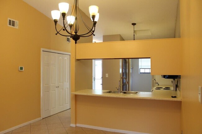 Building Photo - 399 Sunset Dr