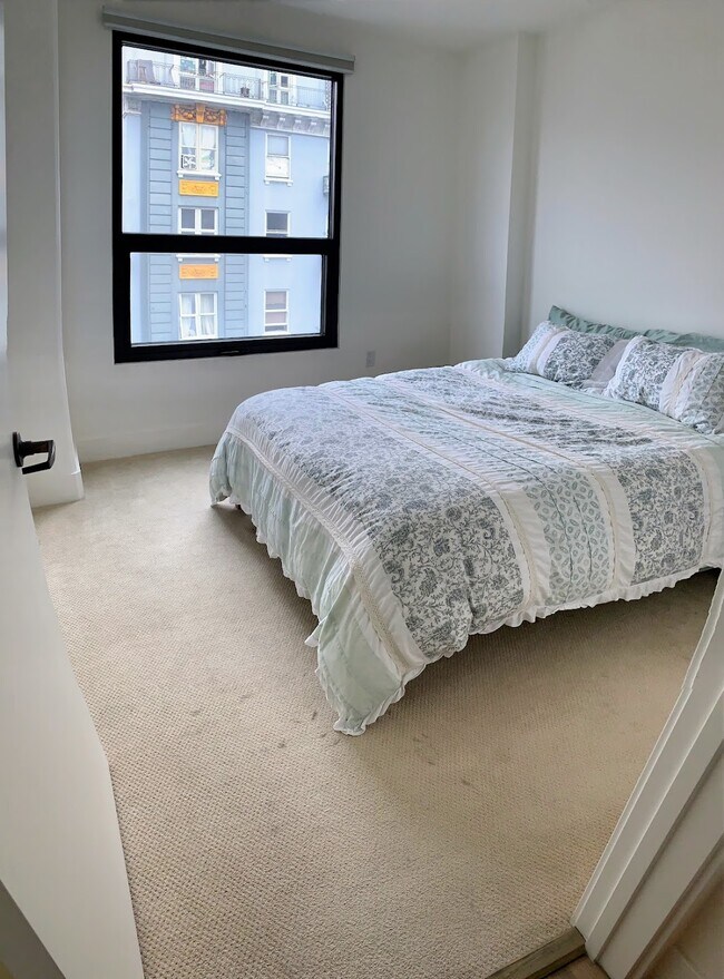 bedroom - 719 Larkin St