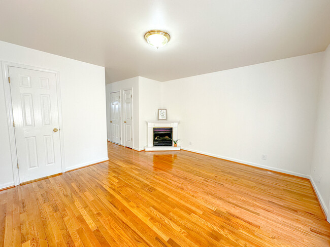 Living Room - 411 N Thornton Ave