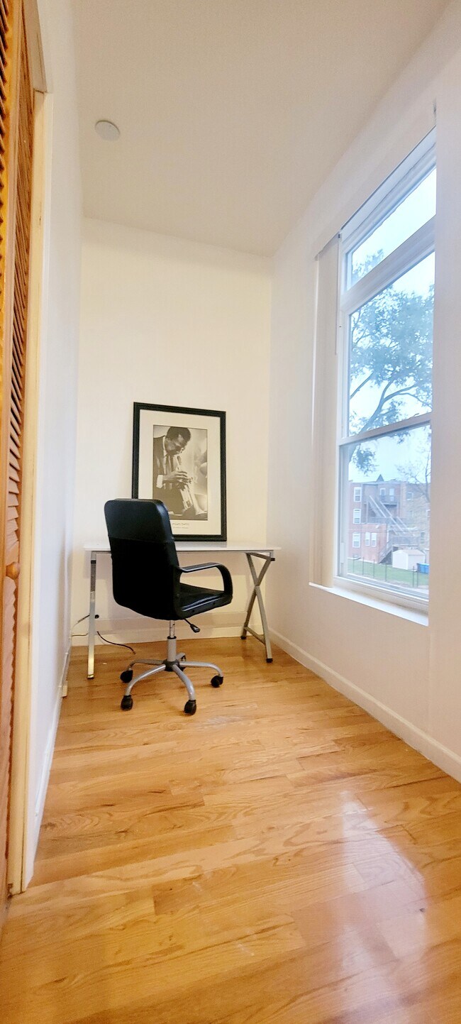 Office Nook - 425 E 42nd Pl