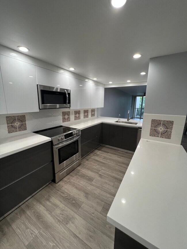 Building Photo - 7 Royal Palm Way