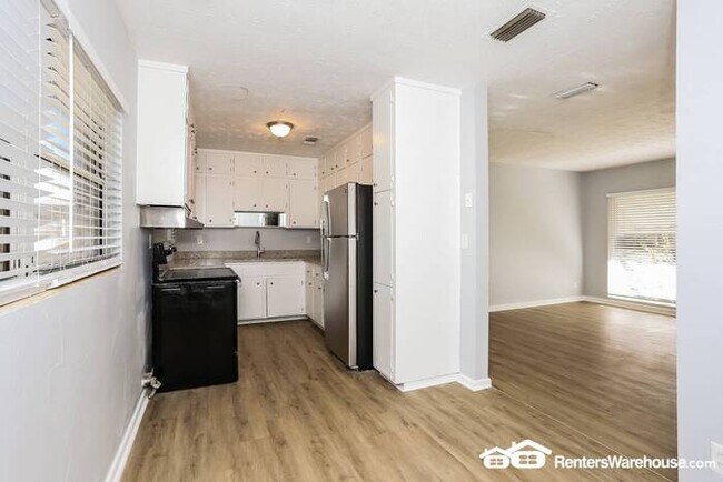 Foto del edificio - Beautiful updated 3 bedroom home - availab...