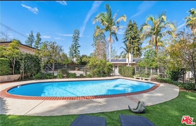 Foto del edificio - 24316 Burbank Blvd