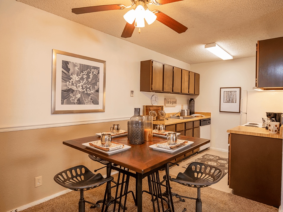Comedor con ventilador de techo - Fox Run Apartments