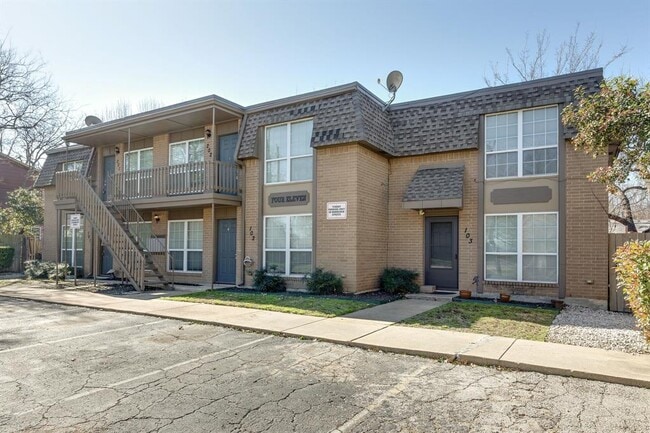 Building Photo - 411 S Dooley St
