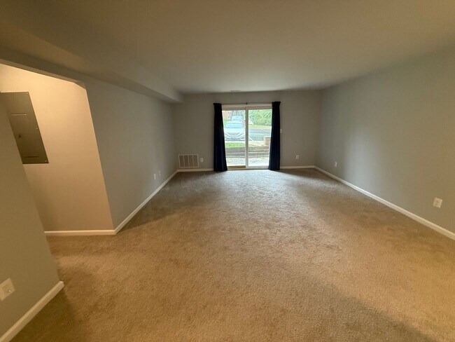 Building Photo - Renovated Condo in Quiet Community on 1st ...