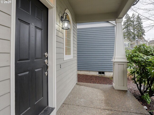 Building Photo - Beautiful 3 bedroom Home with Large Fully ...