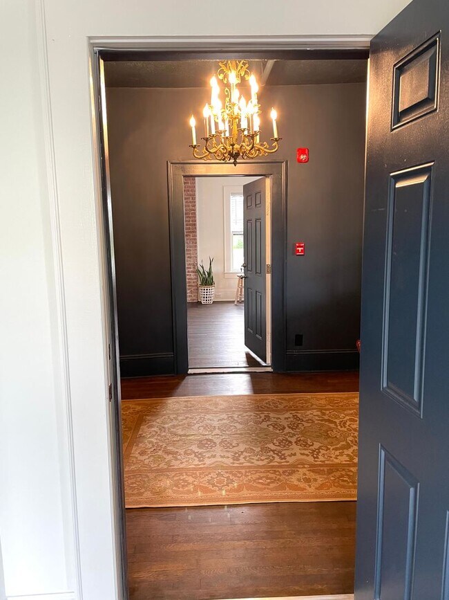 Foto del edificio - Renovated Historic One Bedroom Apartment D...