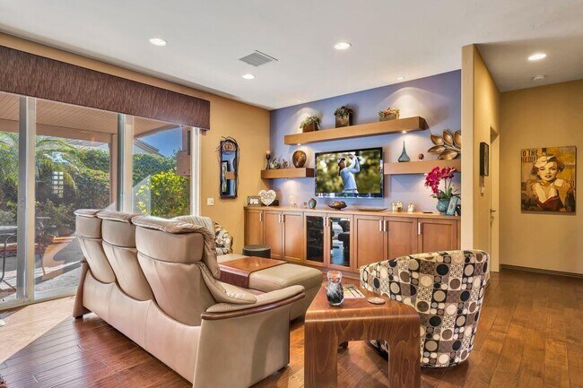 Building Photo - 38989 Narcissus Dr
