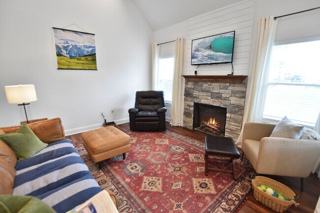 Building Photo - Pet Friendly Three Bedroom with Bonus!